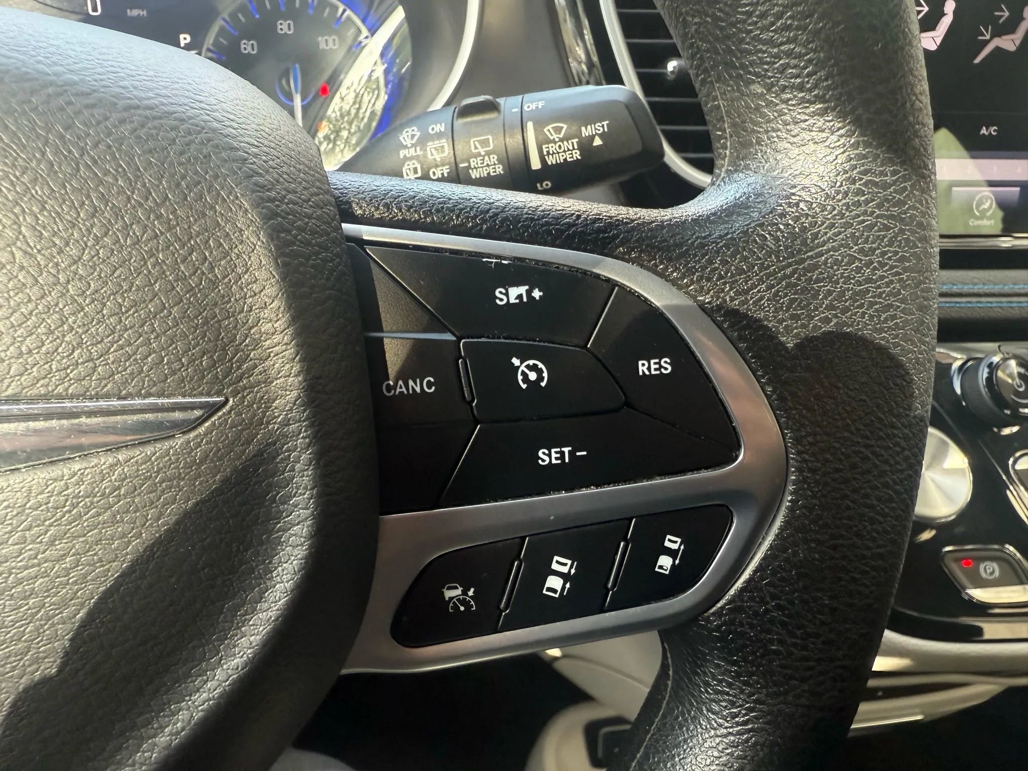 Used 2021 Chrysler Pacifica Touring w/ Uconnect Theater Family Group image 23