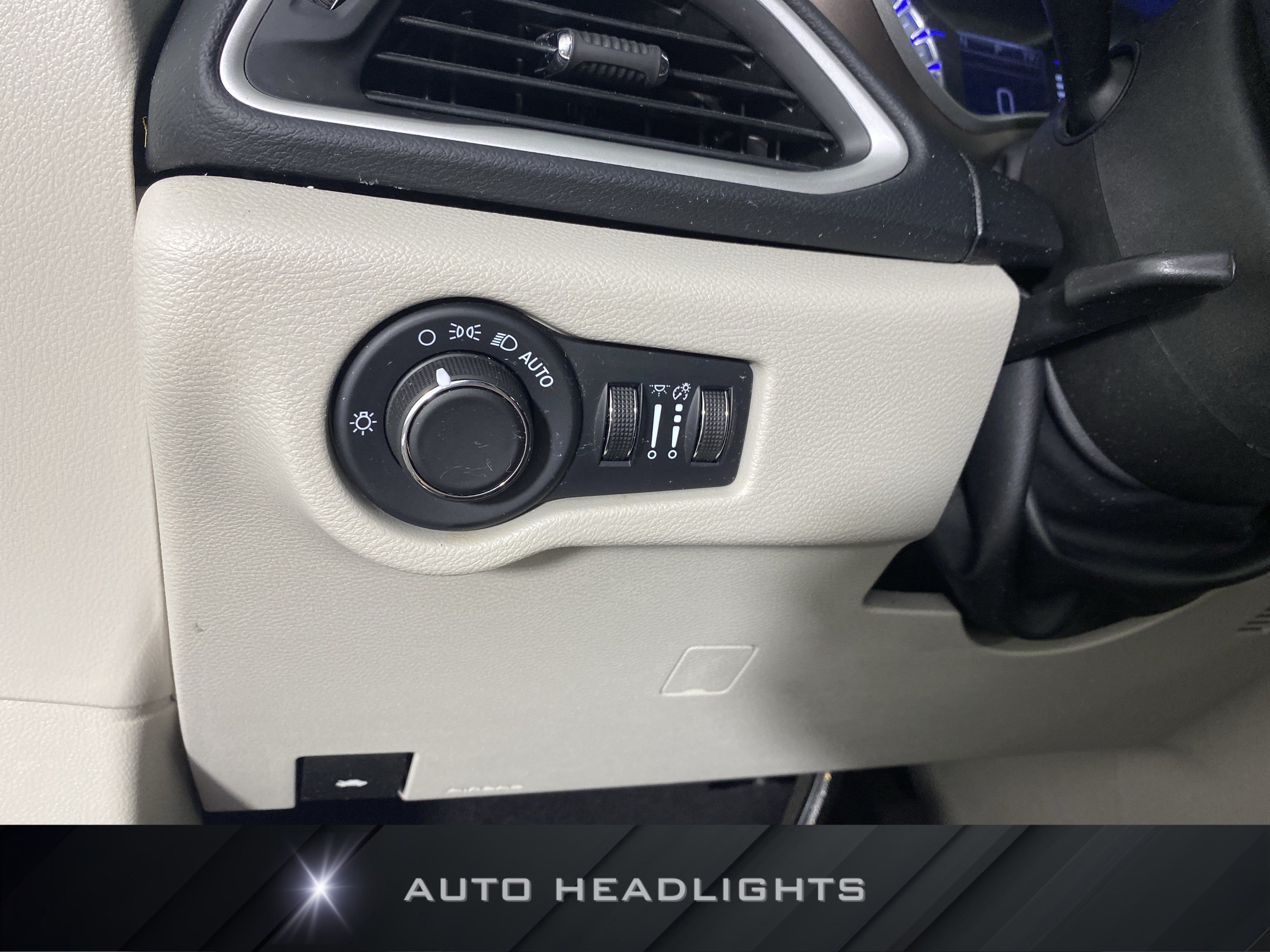 Used 2023 Chrysler Voyager LX FWD image 24