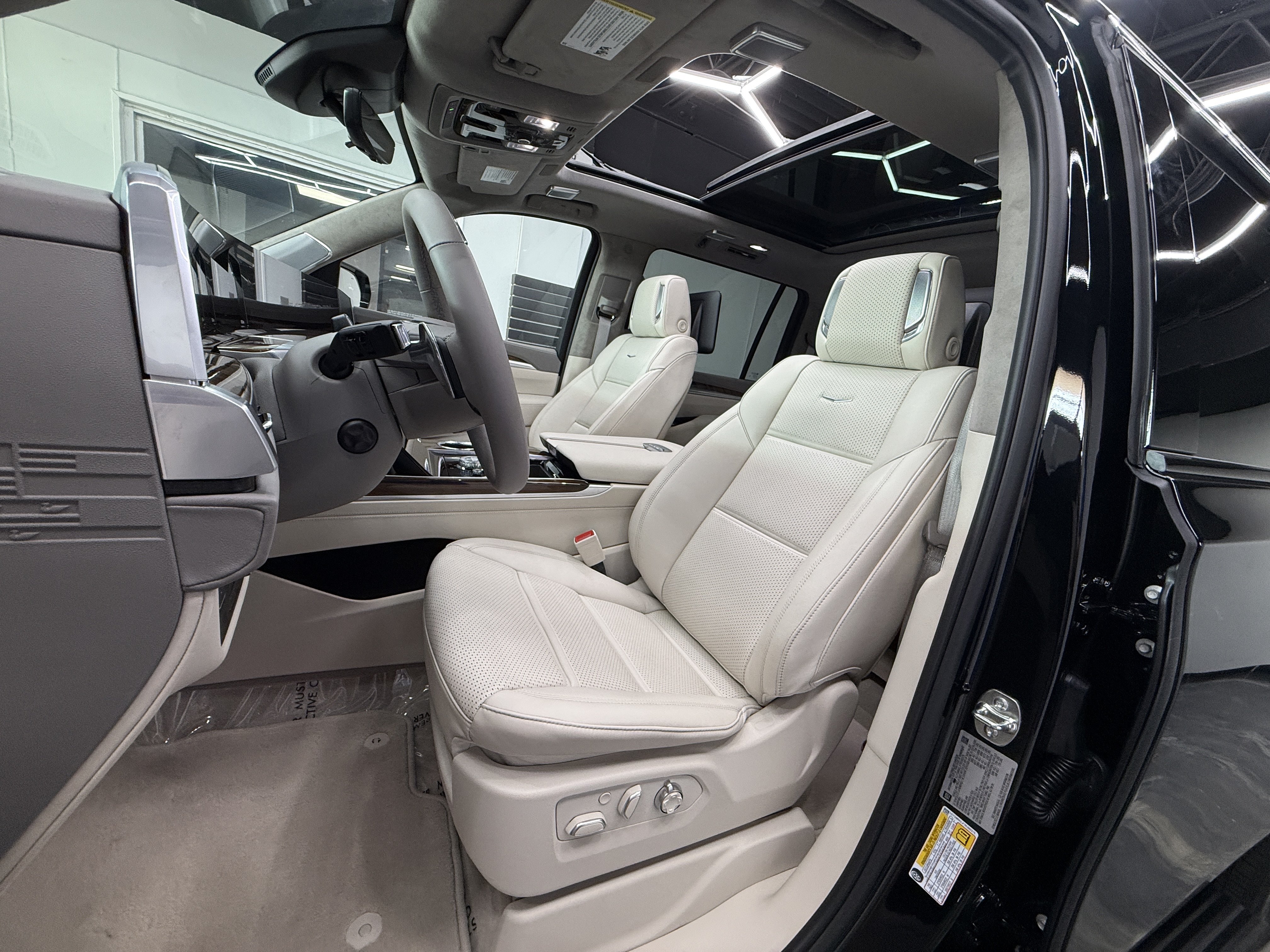 Used 2026 Cadillac Escalade ESV Platinum Sport AWD/4WD image 12