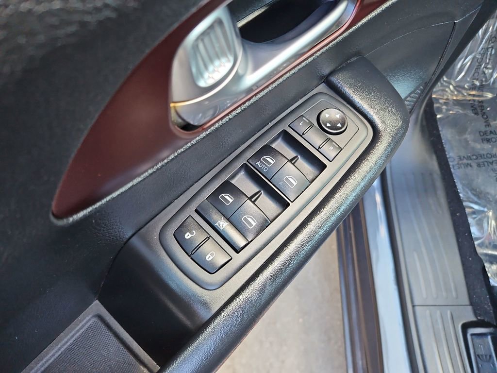 Used 2020 Chrysler Pacifica Touring-L image 26