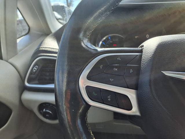 Used 2021 Chrysler Pacifica Touring-L FWD image 16