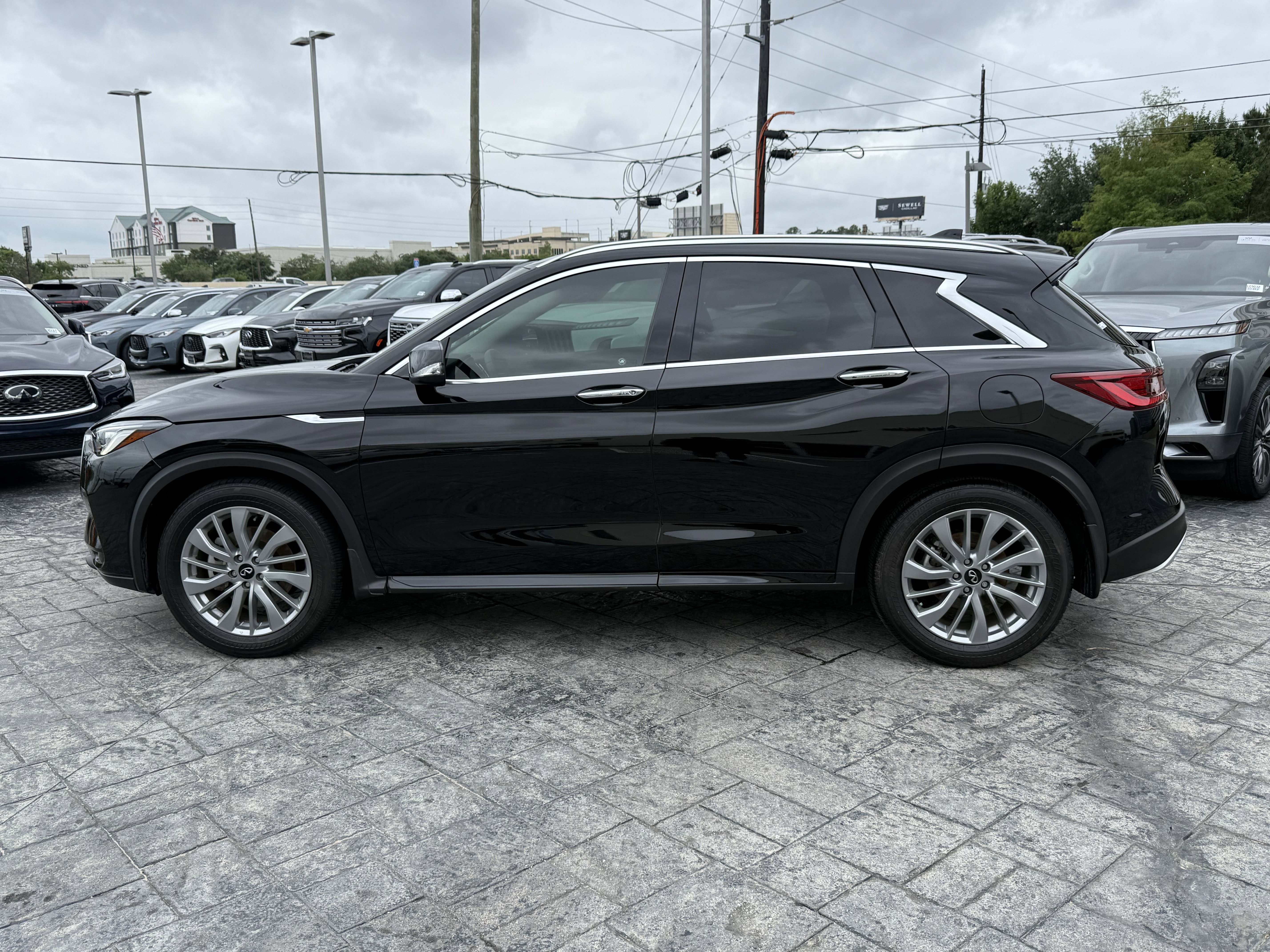 Certified 2024 INFINITI QX50 Luxe FWD image 2