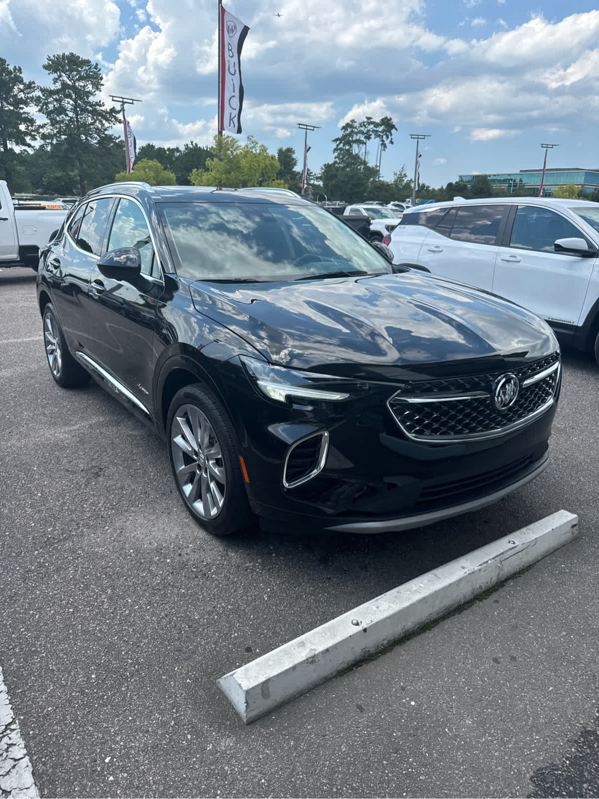 Used 2022 Buick Envision Avenir w/ Technology Package II FWD image 2