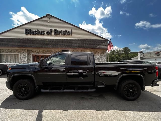 Used 2024 Chevrolet Silverado 2500 LT w/ Midnight Edition AWD/4WD image 3