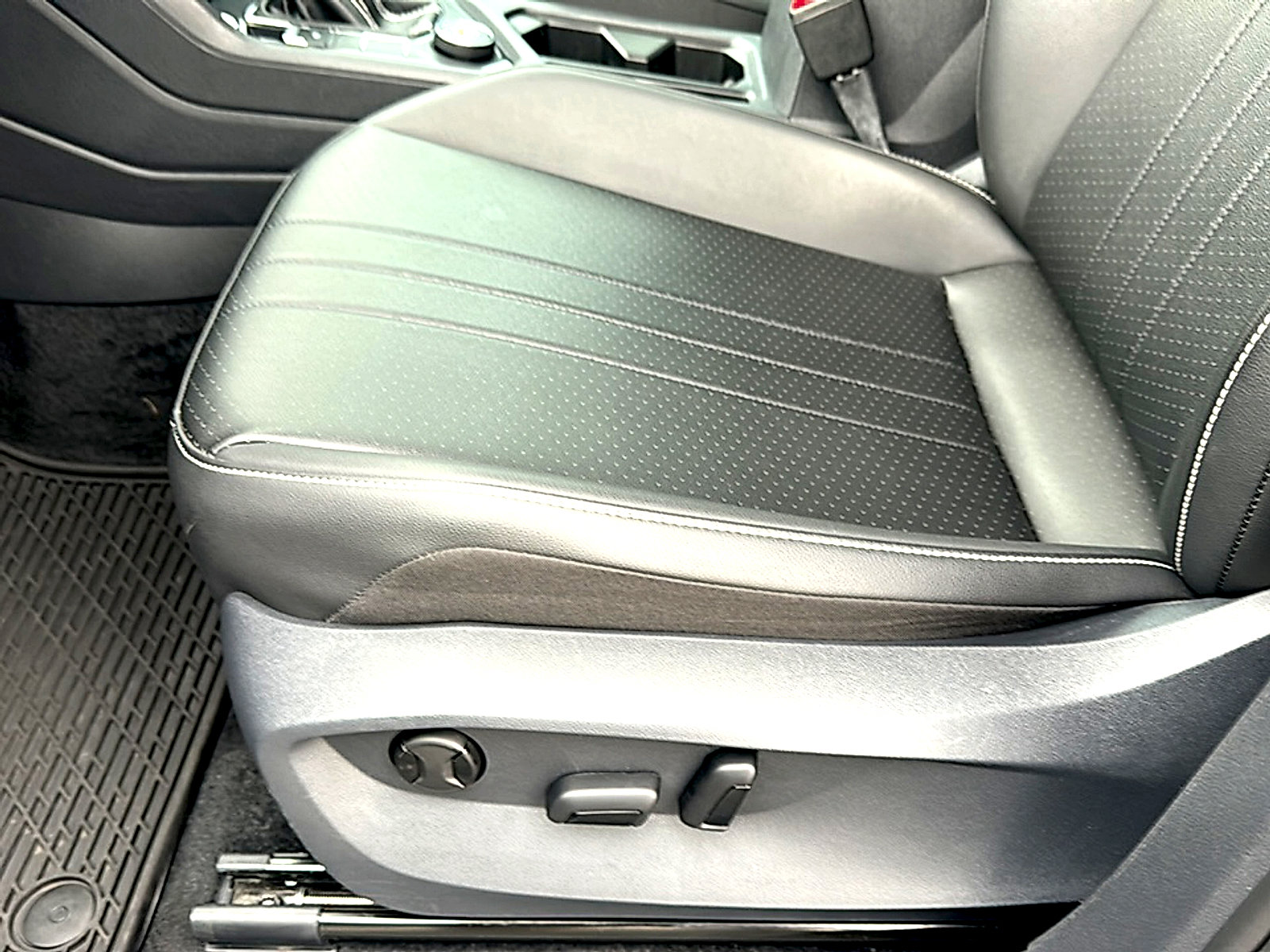 Used 2024 Volkswagen Tiguan SE image 15