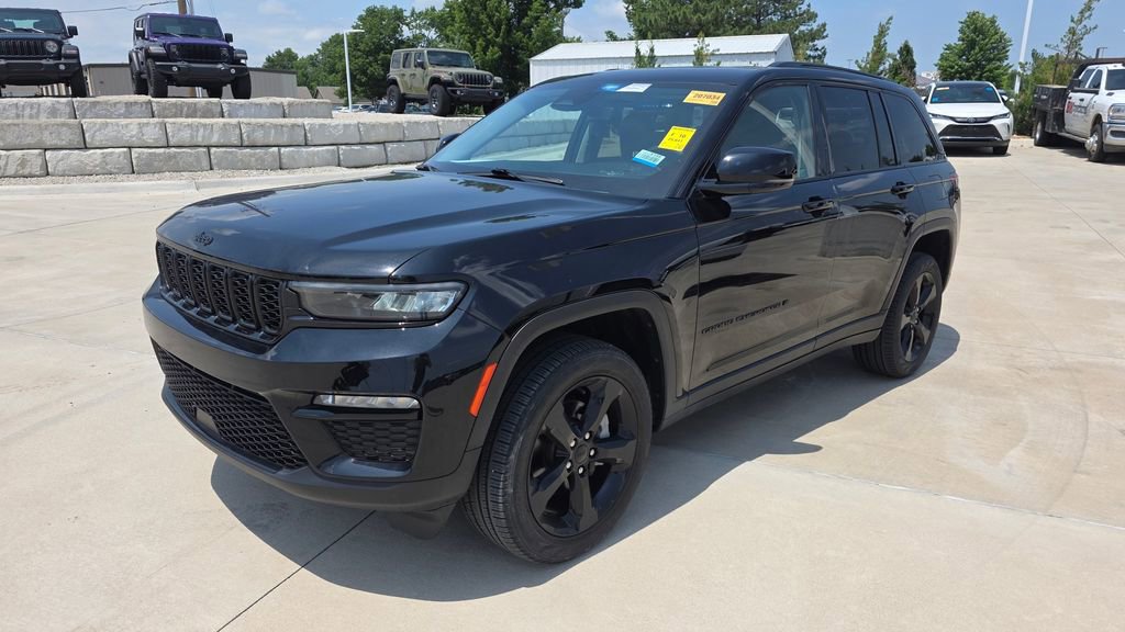 Used 2023 Jeep Grand Cherokee Limited w/ Black Appearance Package AWD/4WD image 1