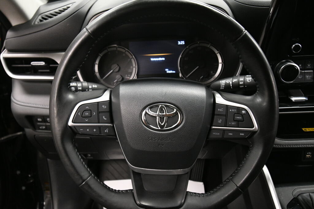 Used 2023 Toyota Highlander XLE AWD/4WD image 12