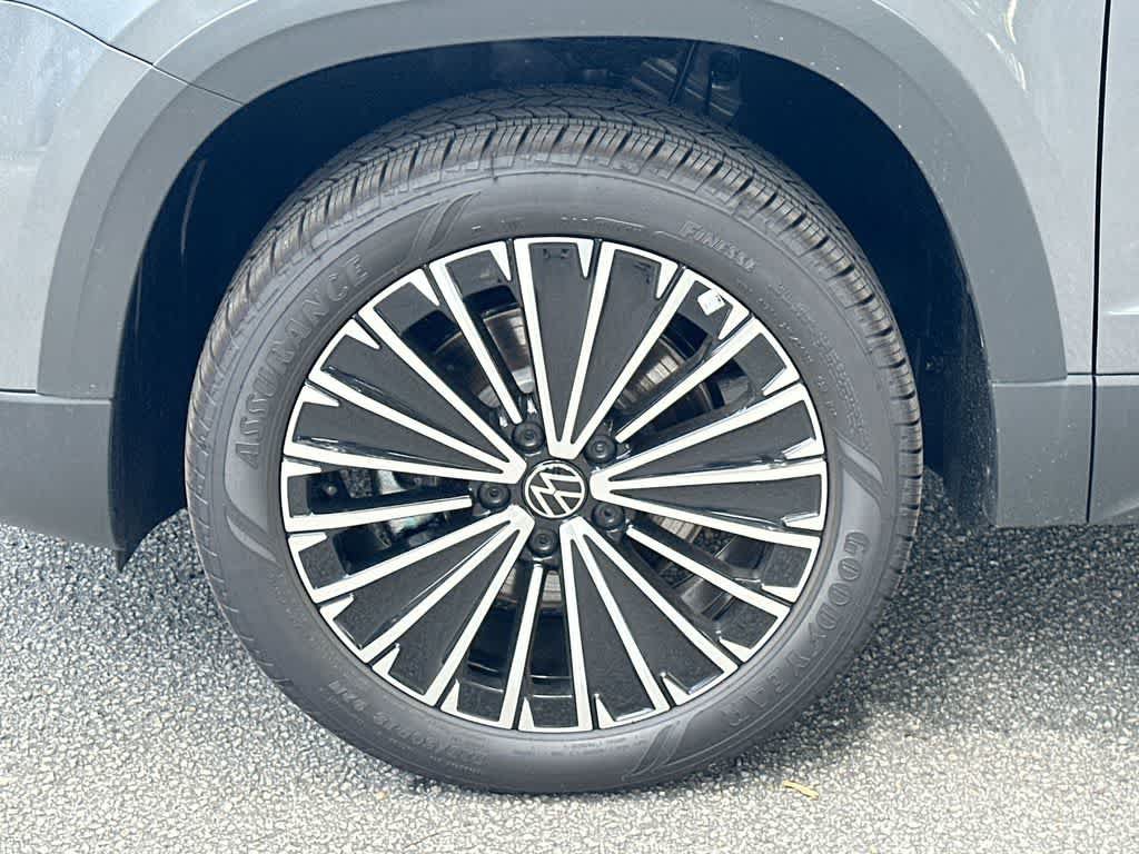 New 2026 Volkswagen Taos SE FWD image 11