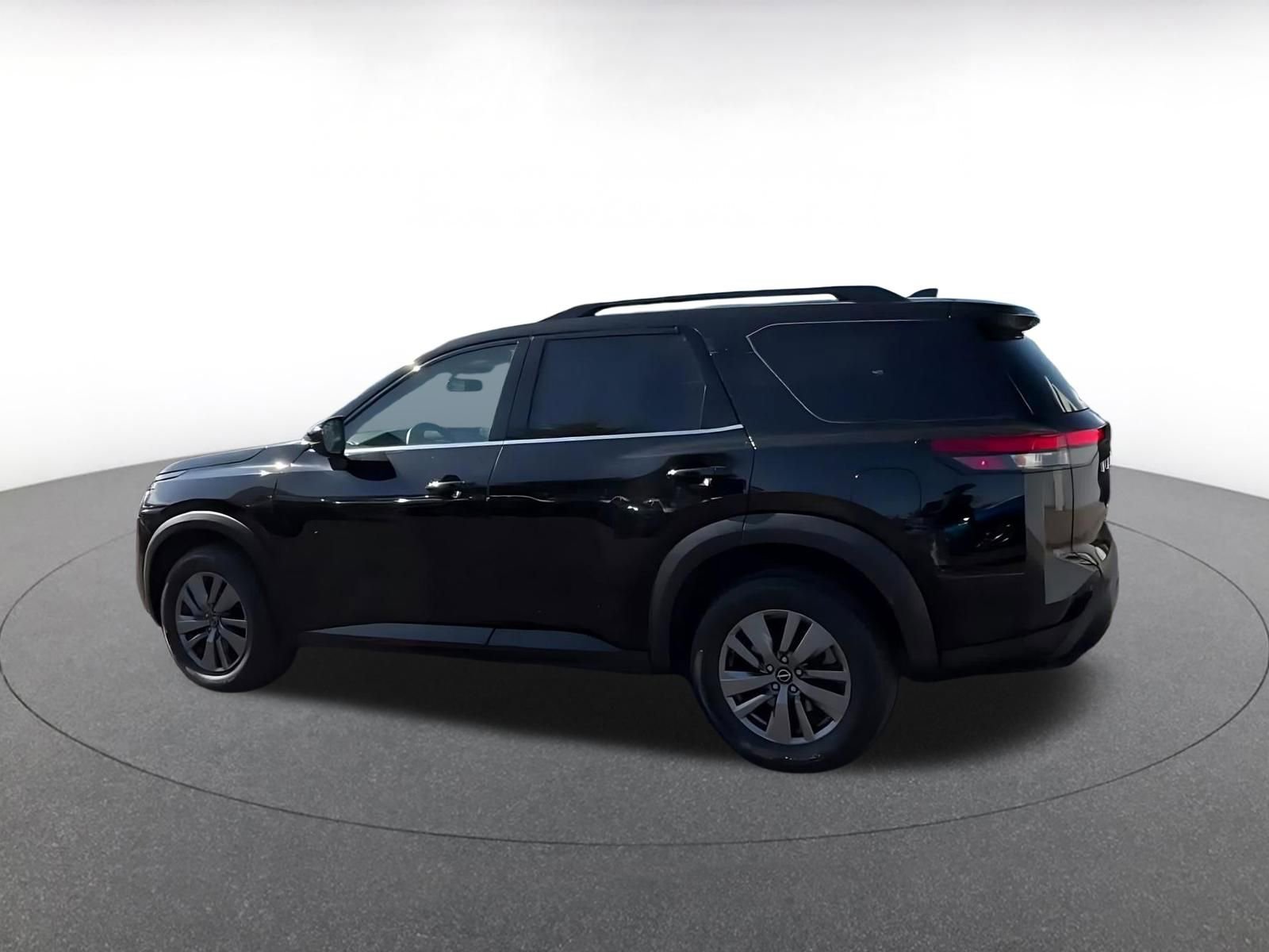 Used 2025 Nissan Pathfinder SV FWD image 10