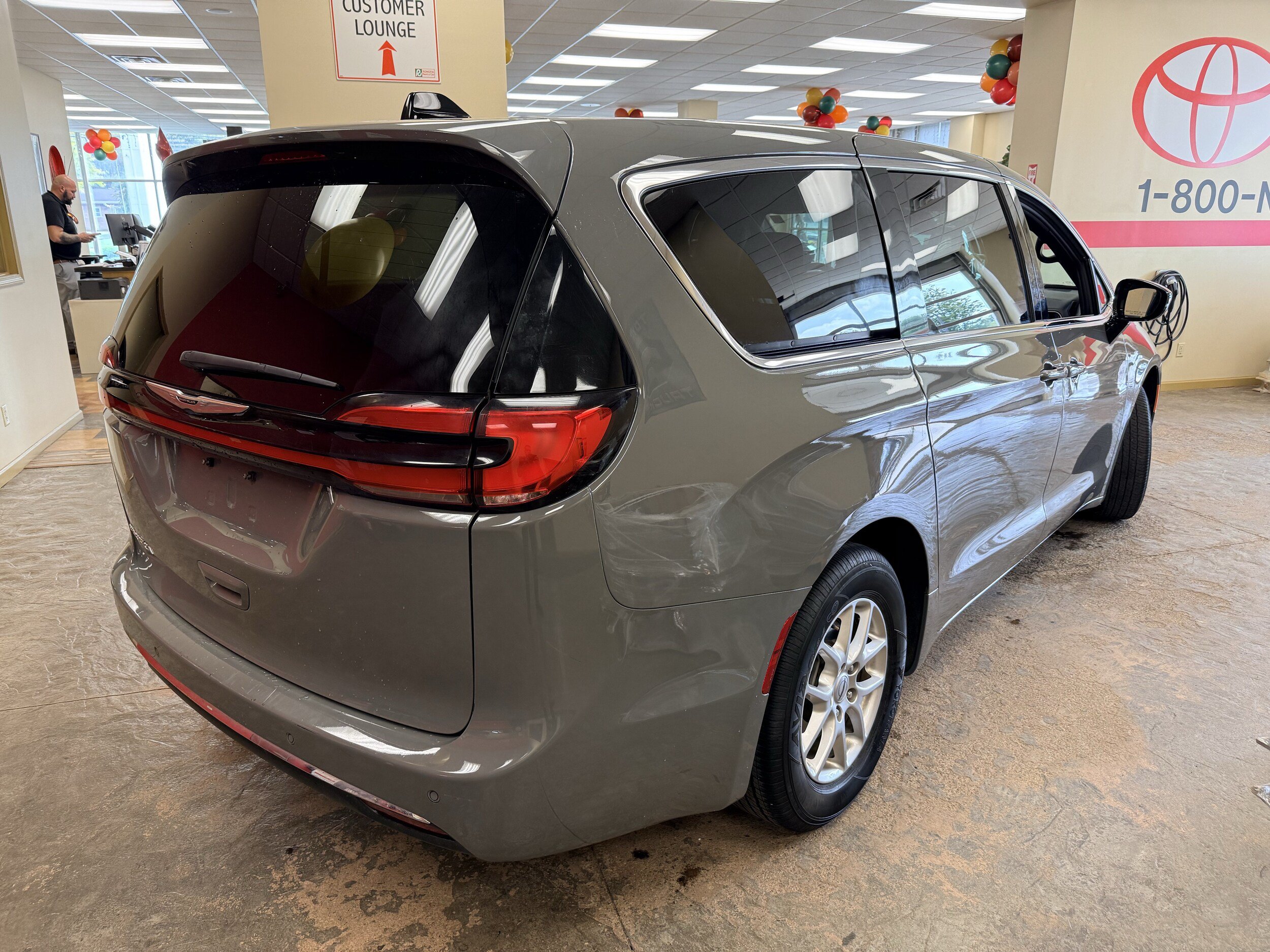 Used 2025 Chrysler Pacifica Select FWD image 9