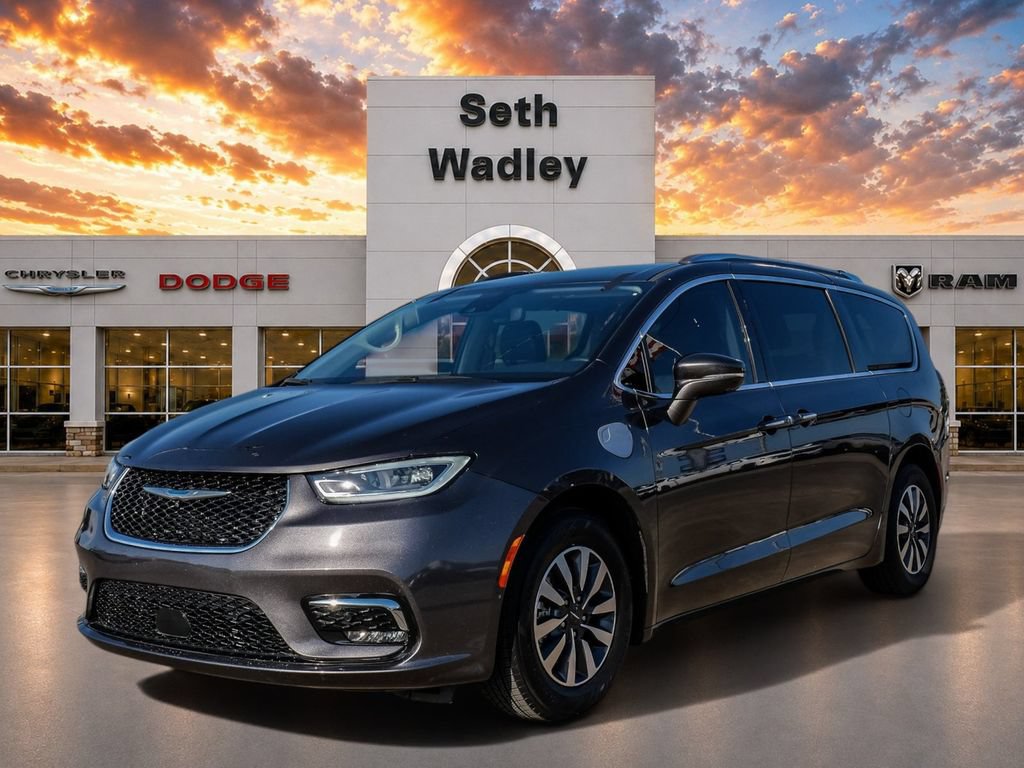 Used 2021 Chrysler Pacifica Touring-L FWD image 3