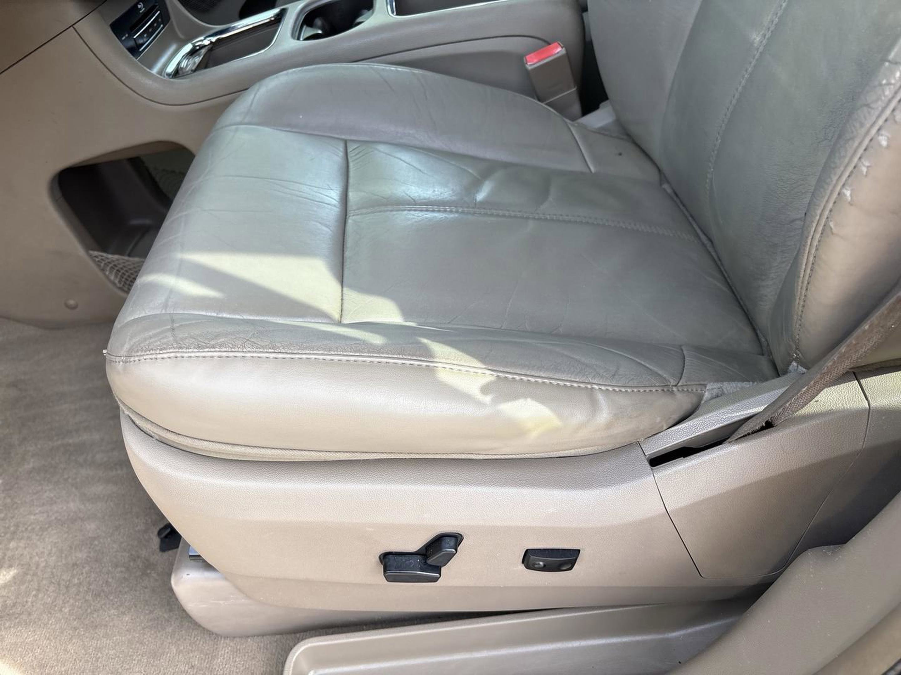Used 2015 Chrysler Town & Country Limited Platinum FWD image 15