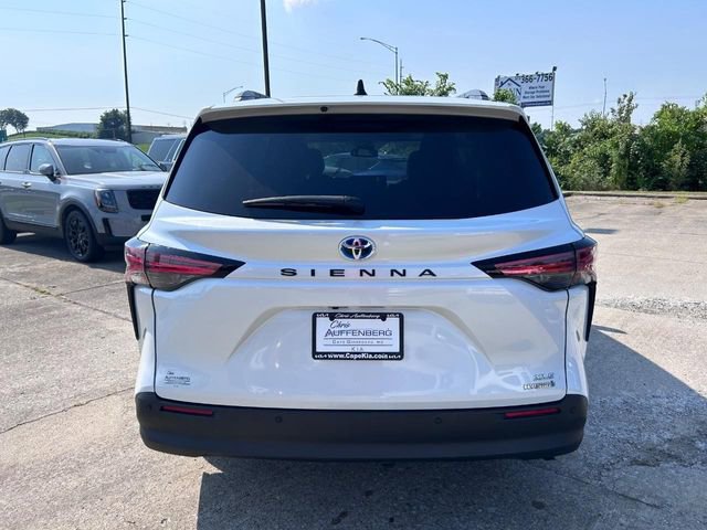 Used 2022 Toyota Sienna XLE w/ XLE Plus Package image 3