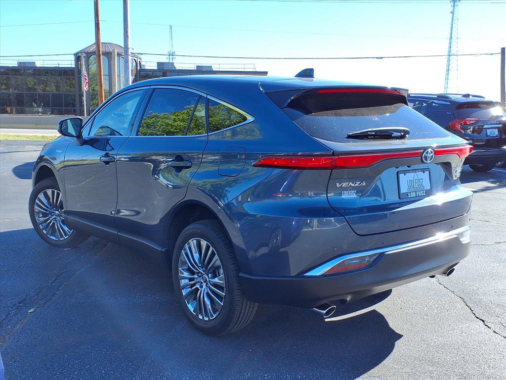 Used 2021 Toyota Venza Limited image 2