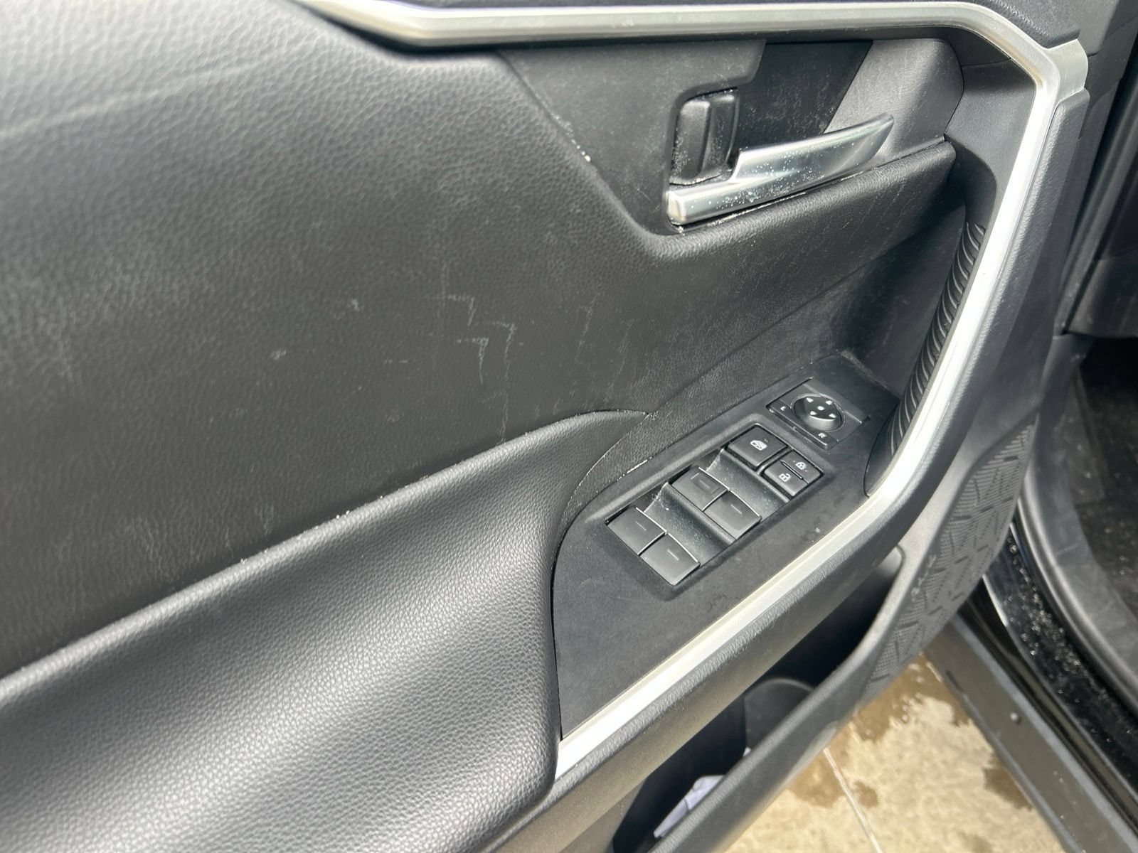 Used 2025 Toyota RAV4 XLE FWD image 18