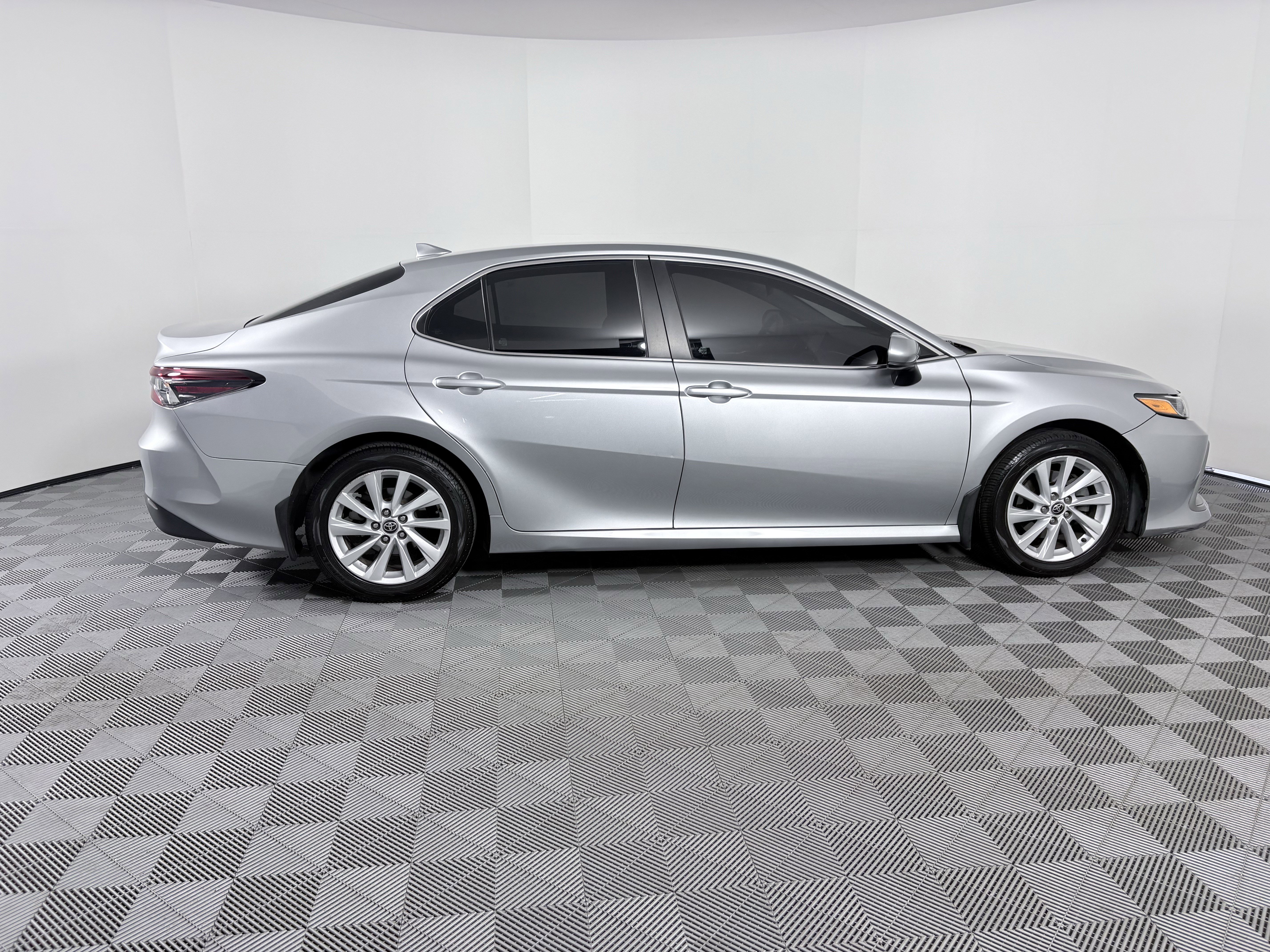 Used 2022 Toyota Camry LE image 9