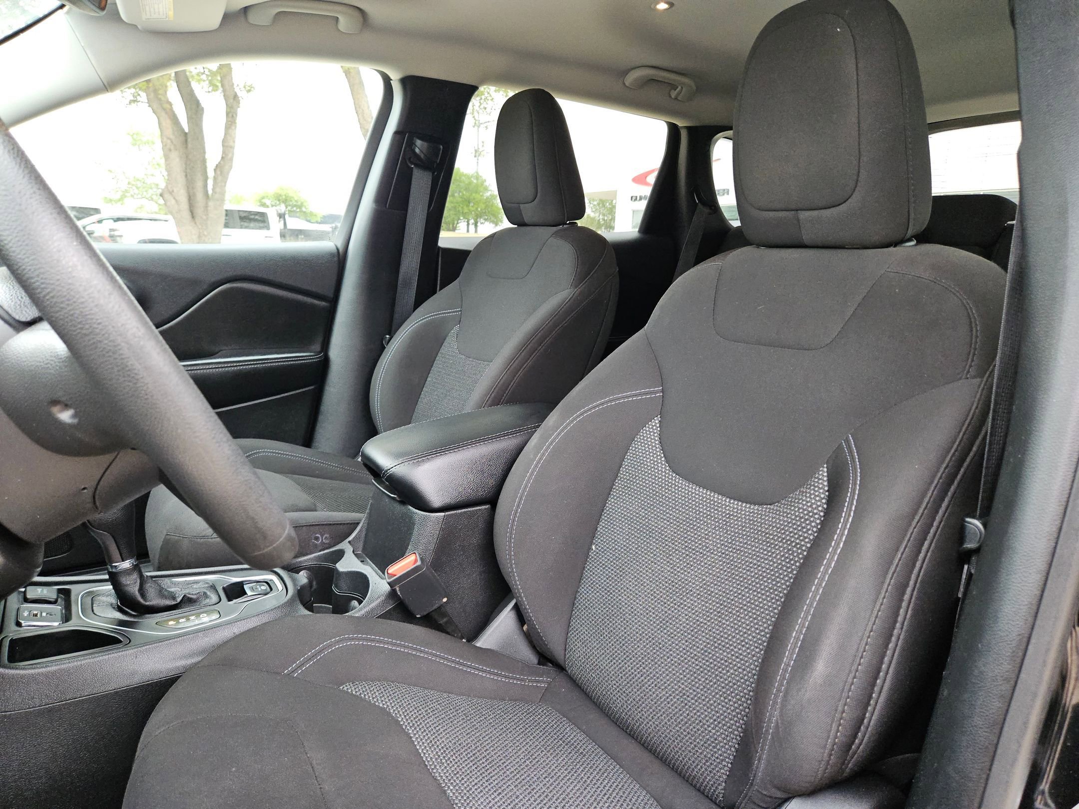 Used 2021 Jeep Cherokee Latitude w/ Mopar Interior Package image 13