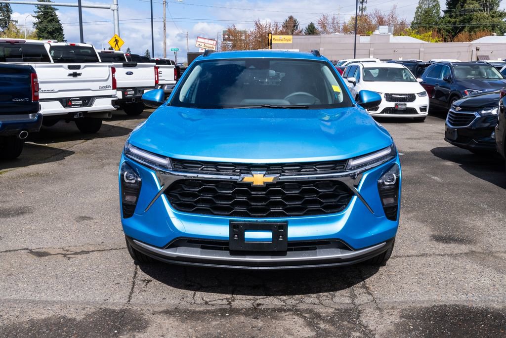 Used 2025 Chevrolet Trax LT image 2