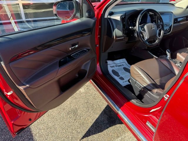 Used 2018 Mitsubishi Outlander 4WD Plug-In Hybrid image 16
