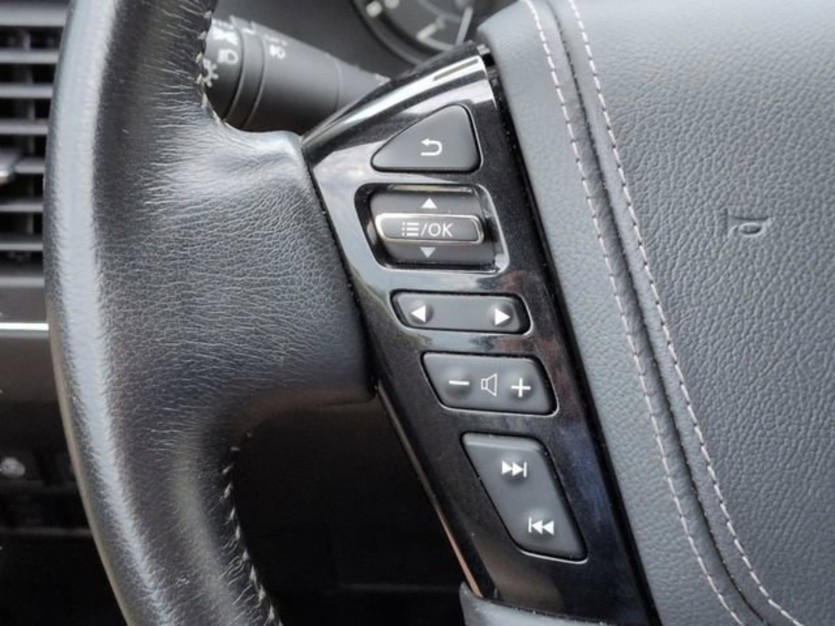 Used 2023 Nissan Armada Platinum w/ Captain's Chairs Package RWD image 27