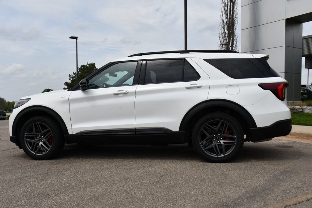 Used 2025 Ford Explorer ST-Line w/ ST-Line Street Pack AWD/4WD image 3