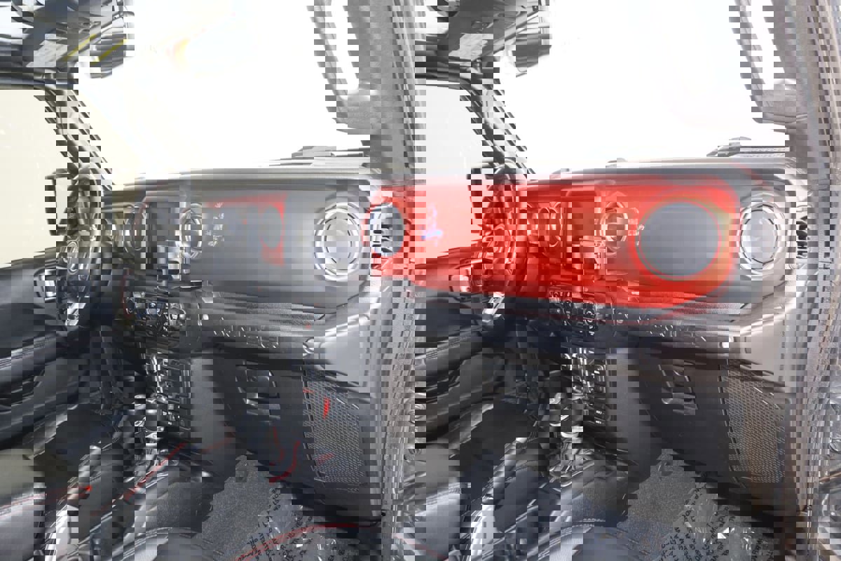 Used 2018 Jeep Wrangler Unlimited Rubicon w/ Dual Top Group AWD/4WD image 44