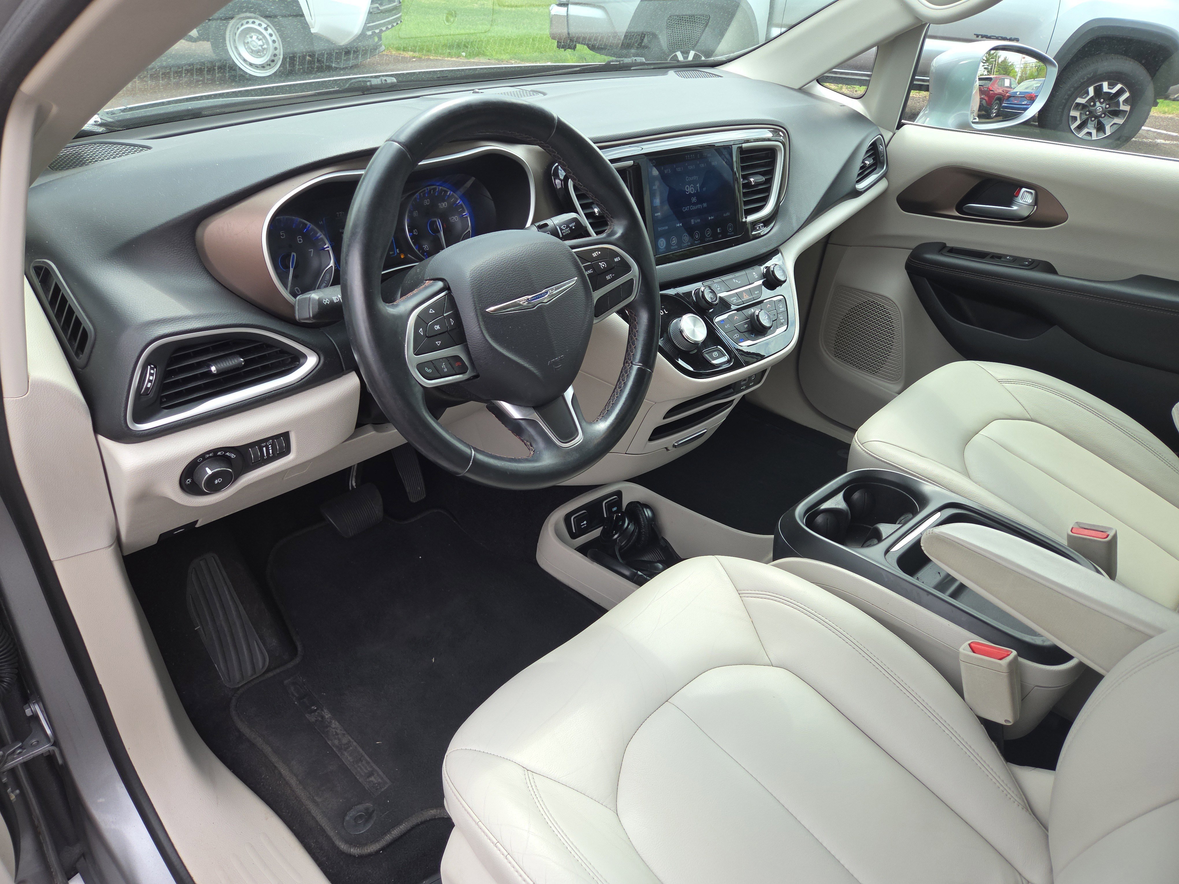 Used 2017 Chrysler Pacifica Touring-L FWD image 15