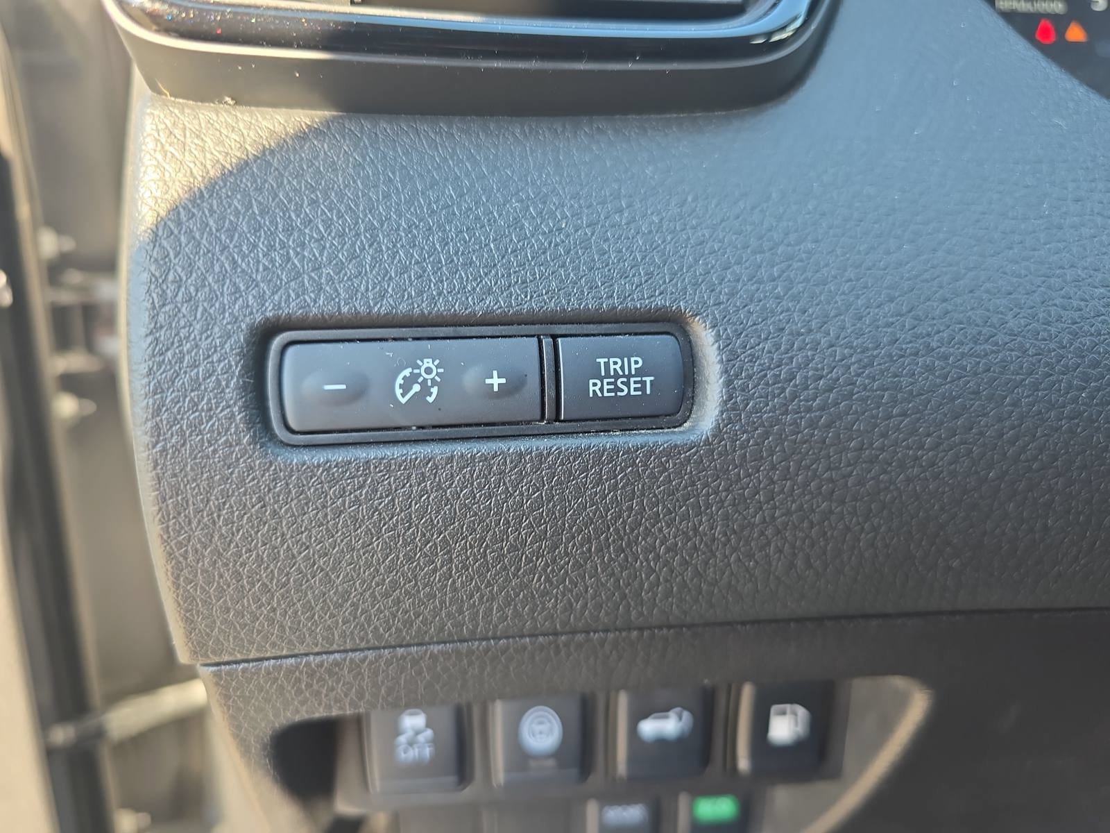 Used 2020 Nissan Rogue SV FWD image 24
