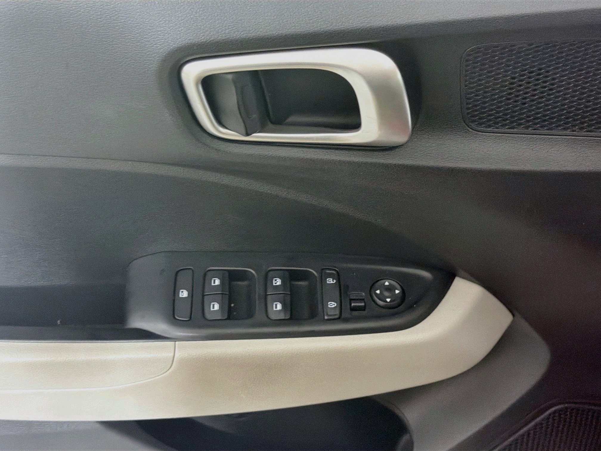 Used 2025 Hyundai Venue SEL FWD image 15