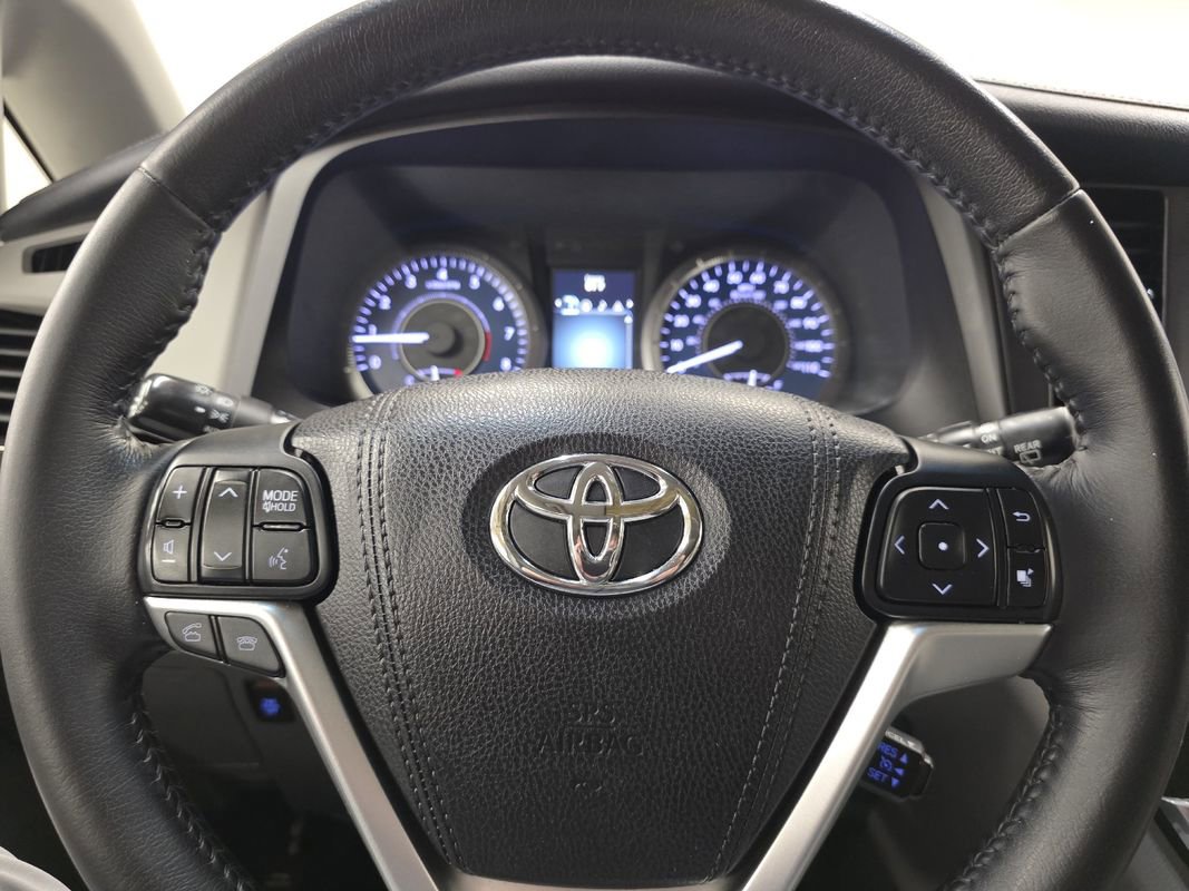 Used 2017 Toyota Sienna XLE Premium image 34