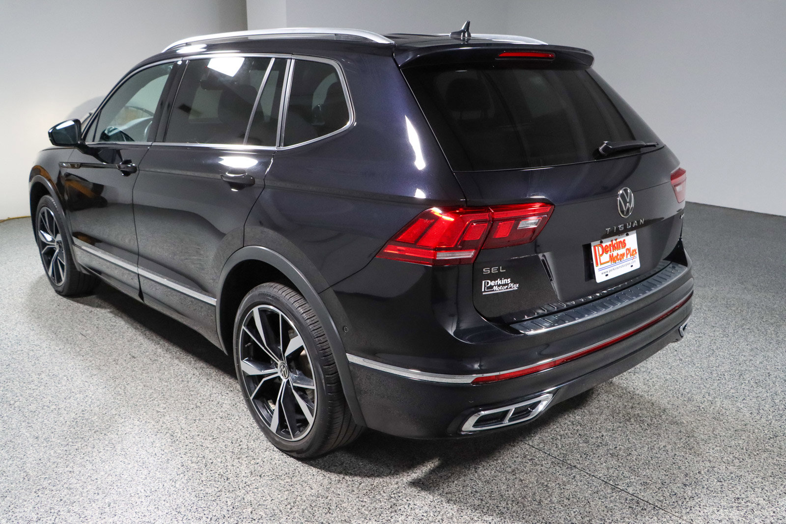 Used 2022 Volkswagen Tiguan SEL R-Line AWD/4WD image 9