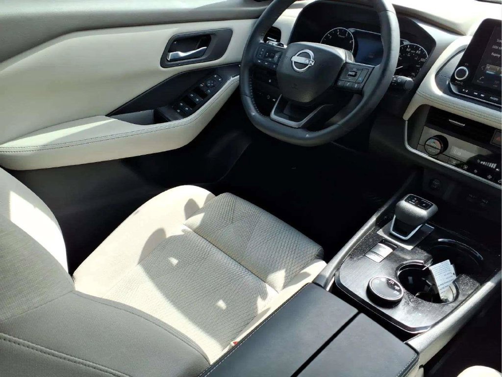 Certified 2025 Nissan Rogue SV AWD/4WD image 10