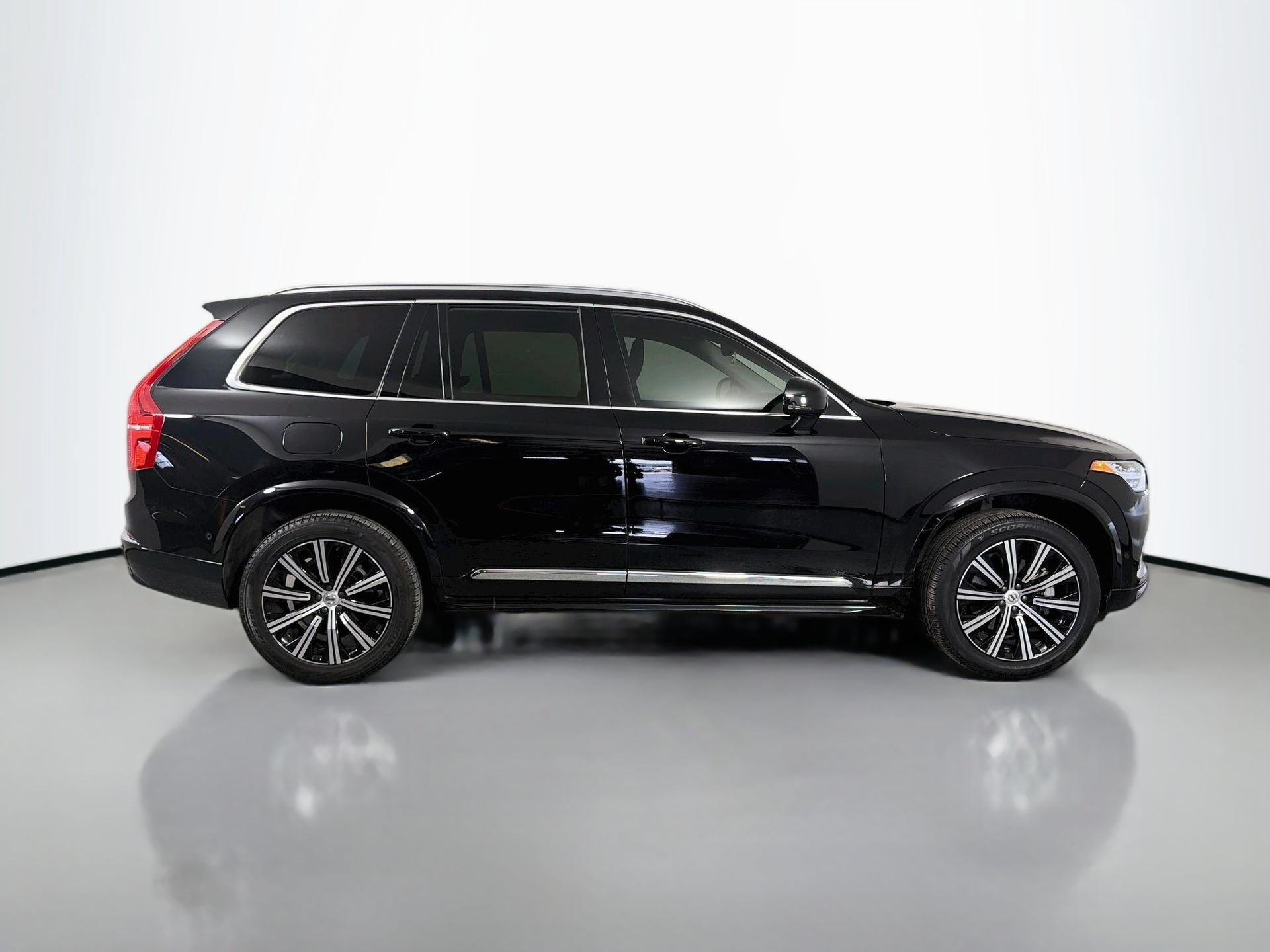 Certified 2024 Volvo XC90 B5 Plus AWD/4WD image 5