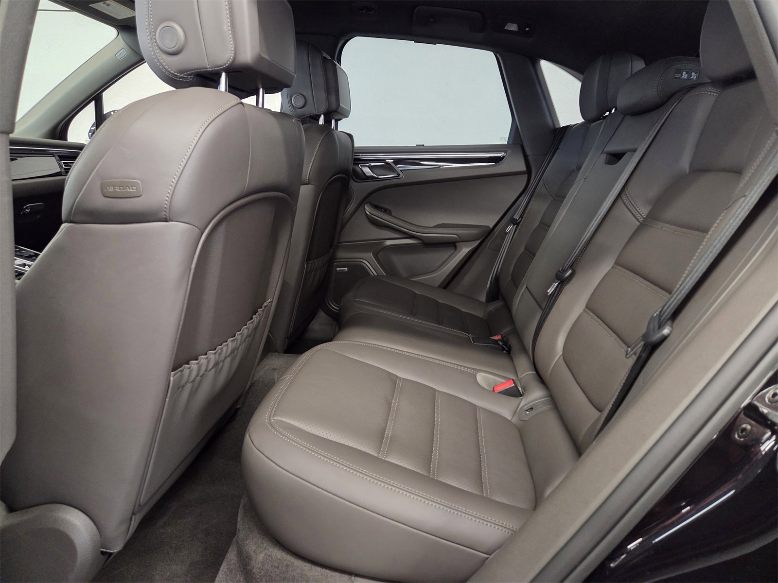 Certified 2025 Porsche Macan image 11