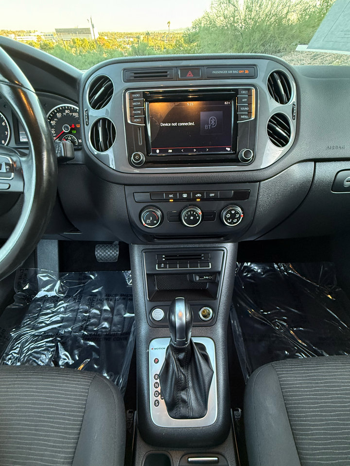 Used 2017 Volkswagen Tiguan Limited w/ Premium Package image 28