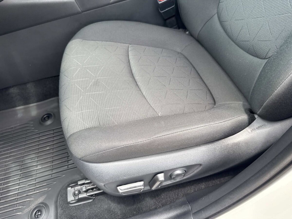 Used 2021 Toyota RAV4 XLE FWD image 19