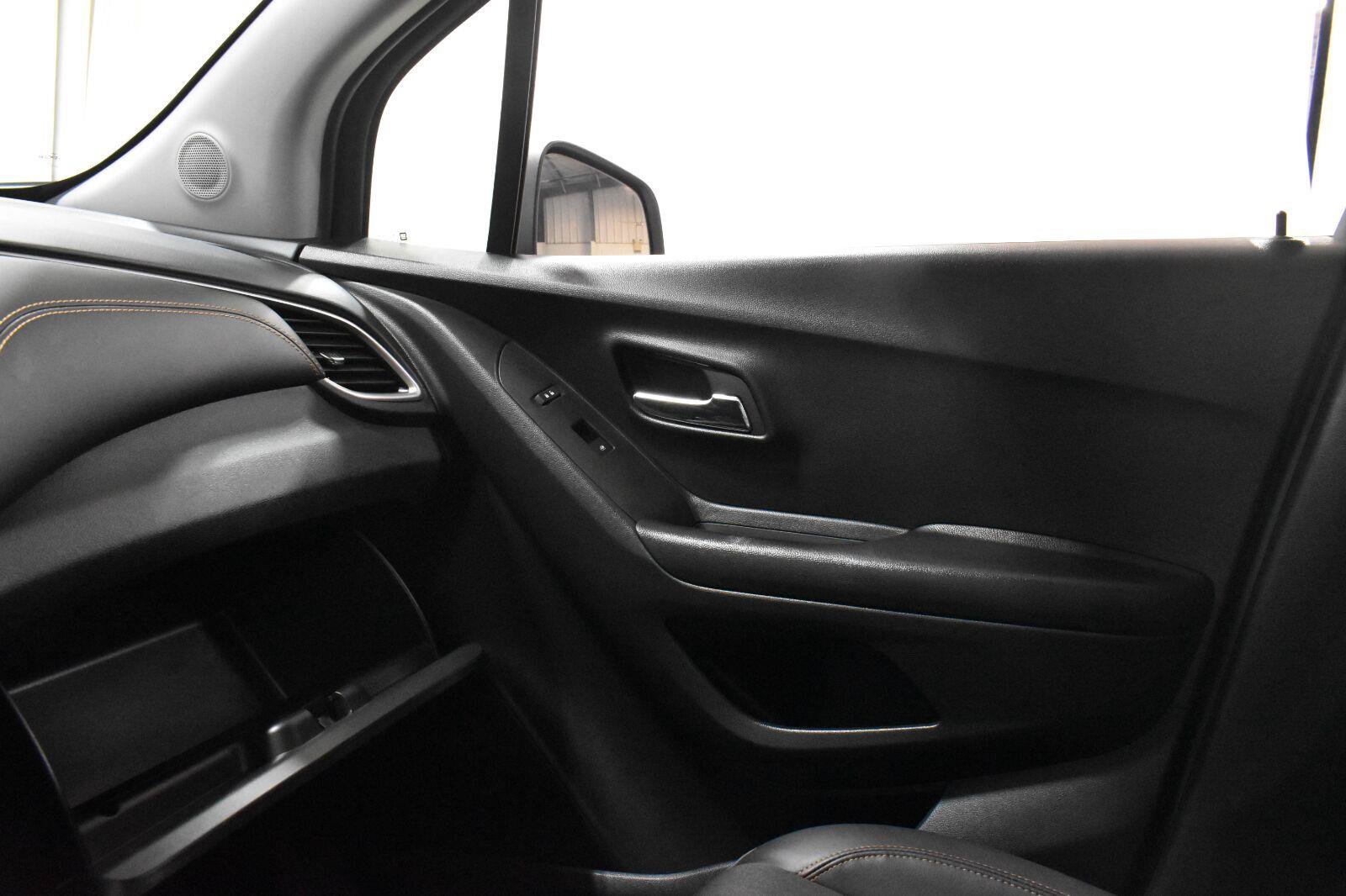 Used 2022 Chevrolet Trax LT w/ LT Convenience Package AWD/4WD image 21