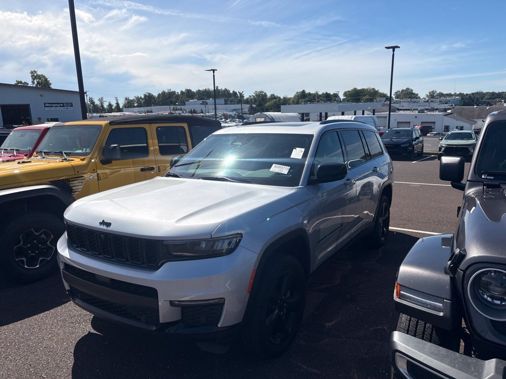 Used 2025 Jeep Grand Cherokee L Limited w/ Luxury Tech Group II AWD/4WD image 4