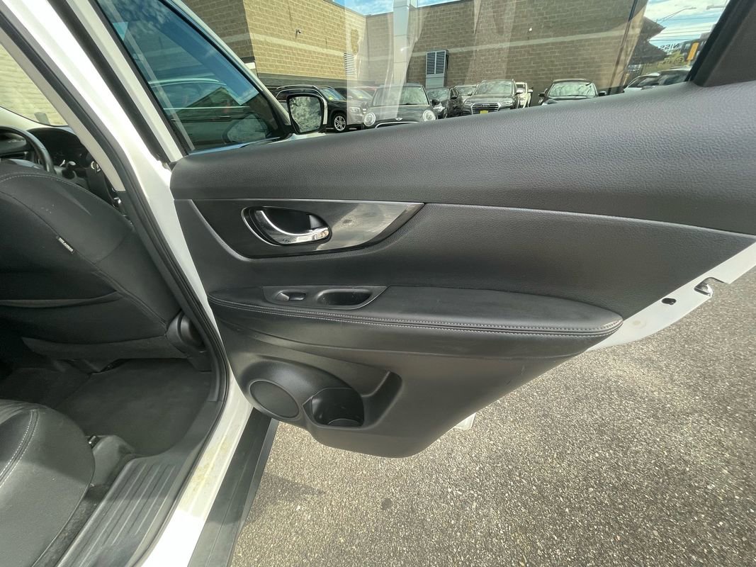 Used 2017 Nissan Rogue SV w/ SV Premium Package image 17