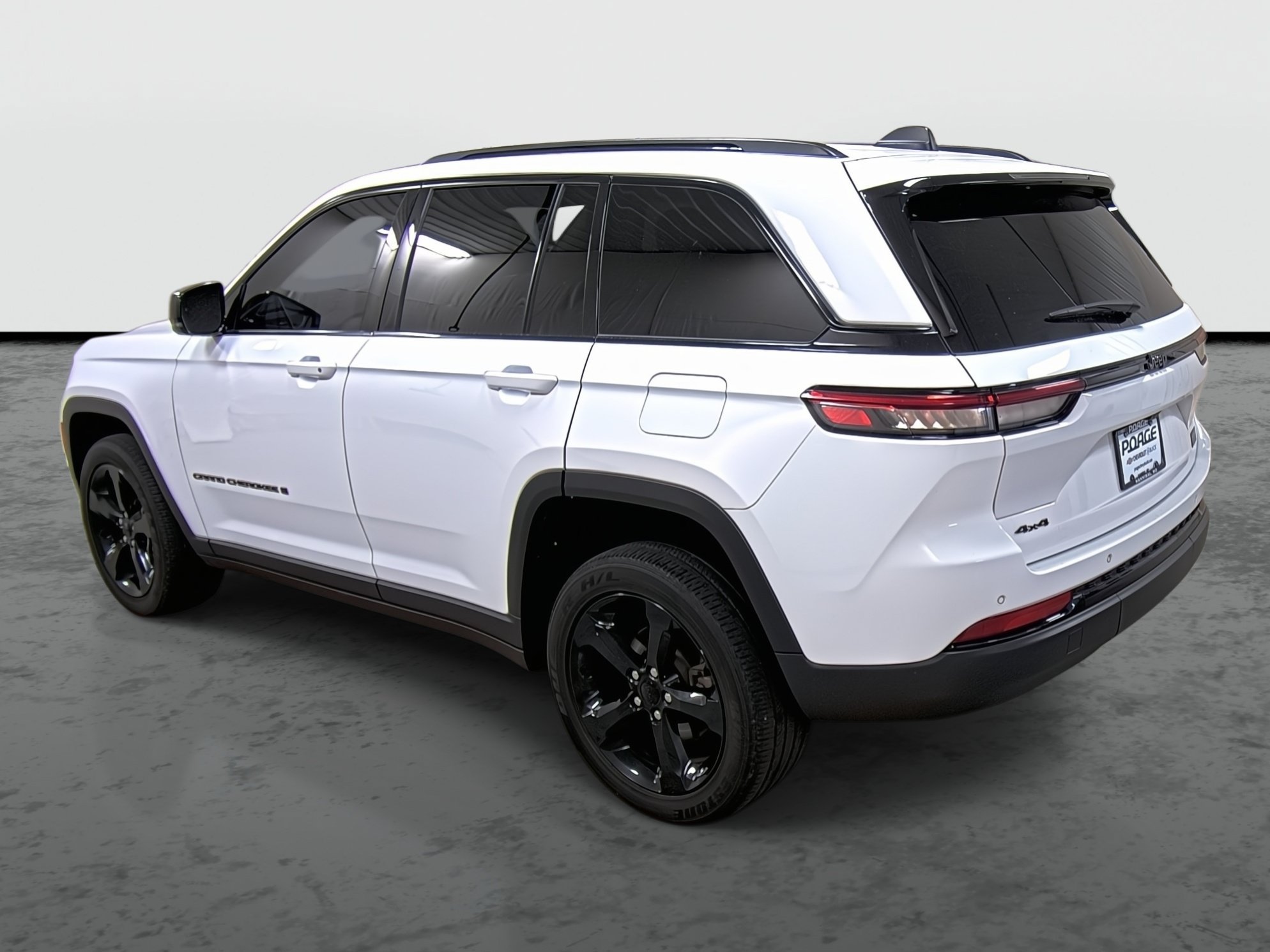 Used 2023 Jeep Grand Cherokee Altitude AWD/4WD image 2