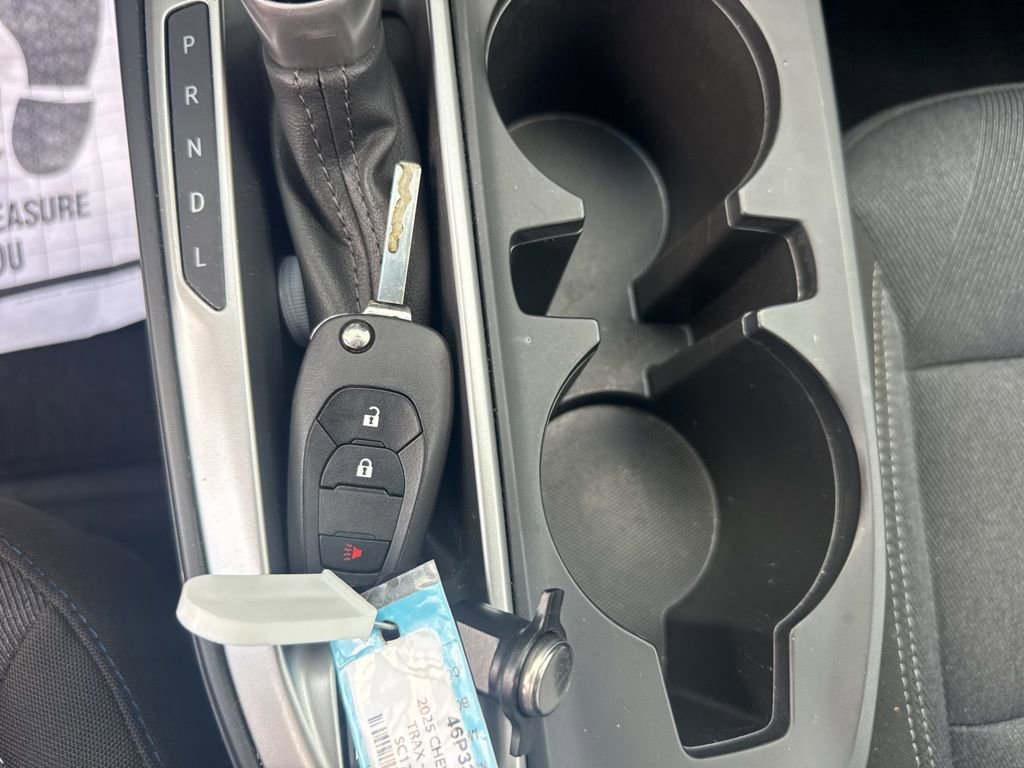 Used 2025 Chevrolet Trax LS image 37