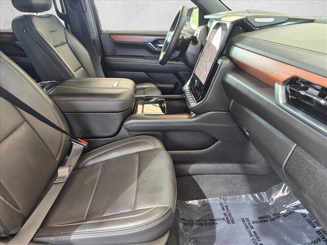 Used 2025 GMC Yukon XL Denali AWD/4WD image 23