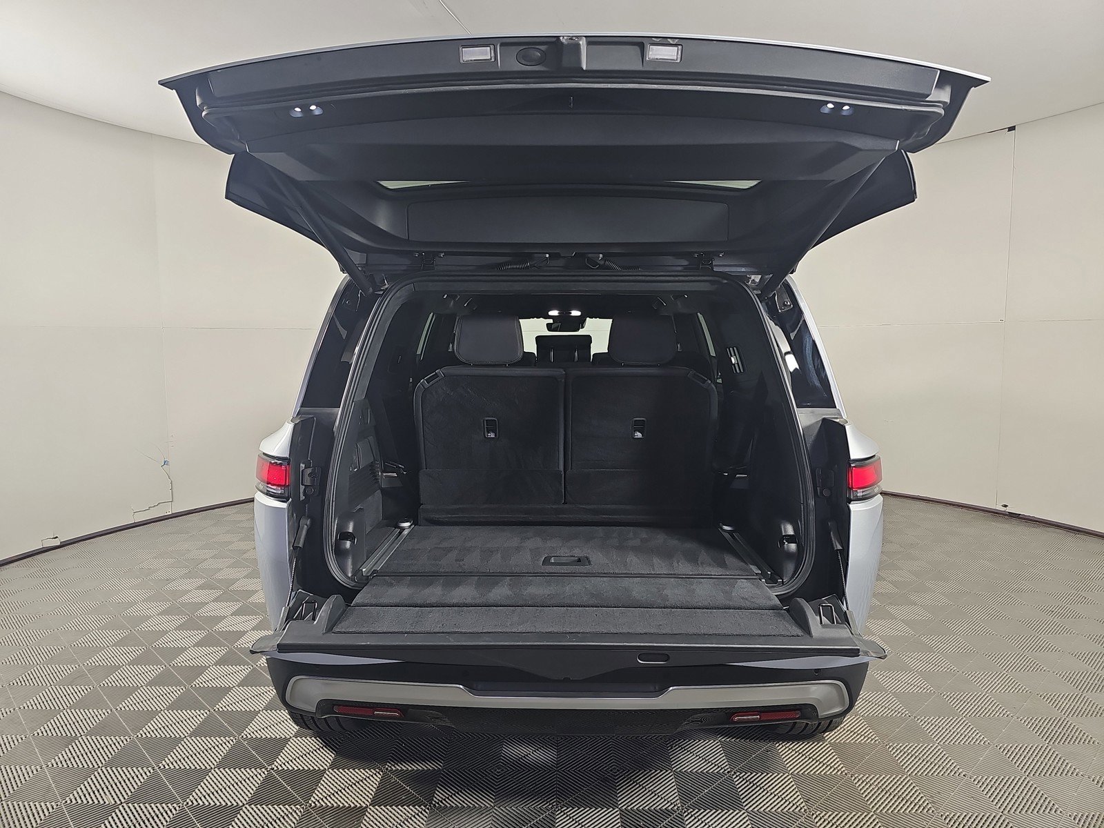 Used 2024 Rivian R1S Adventure image 15