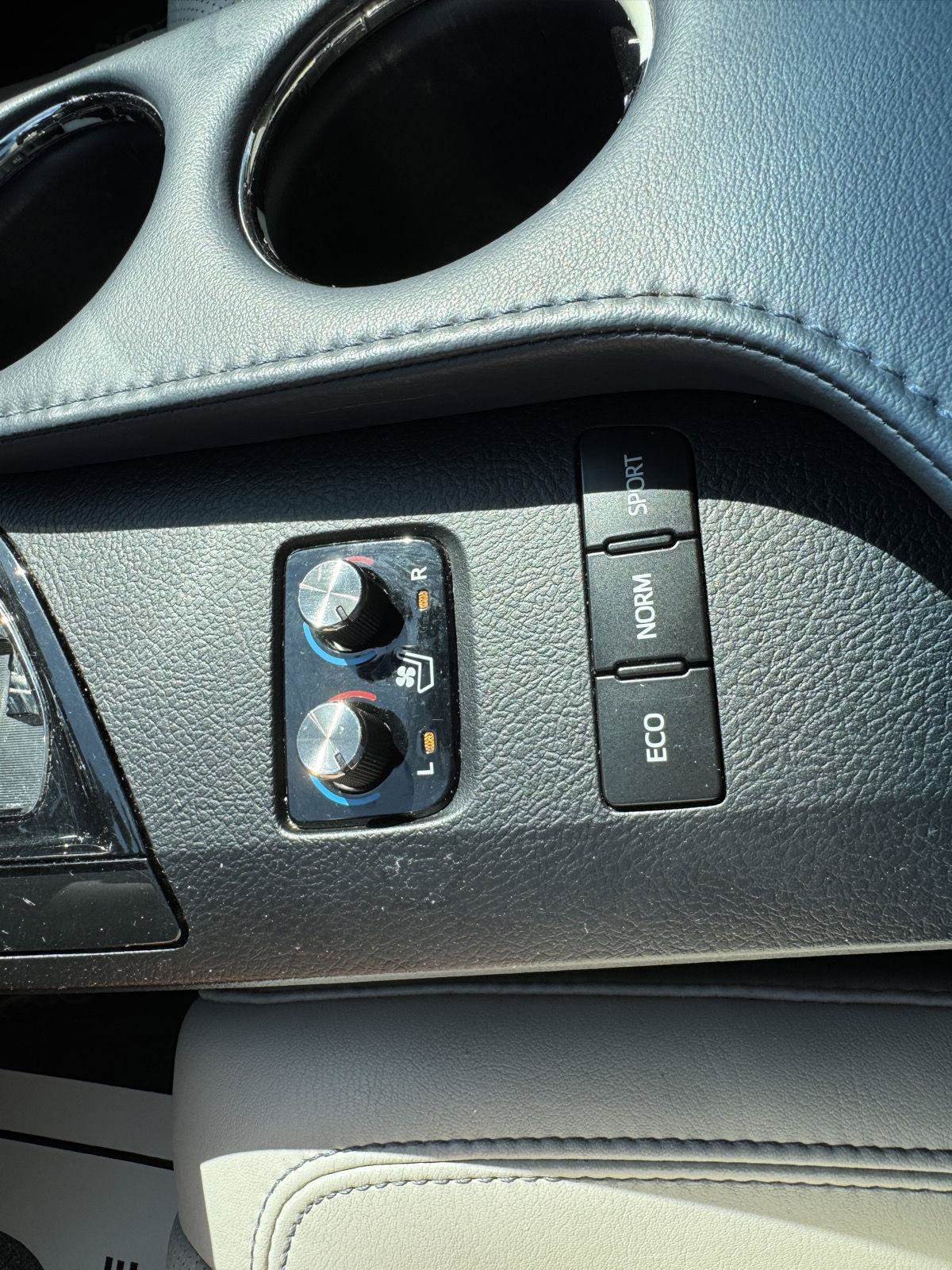 Used 2014 Toyota Avalon Limited w/ Technology Package FWD image 23