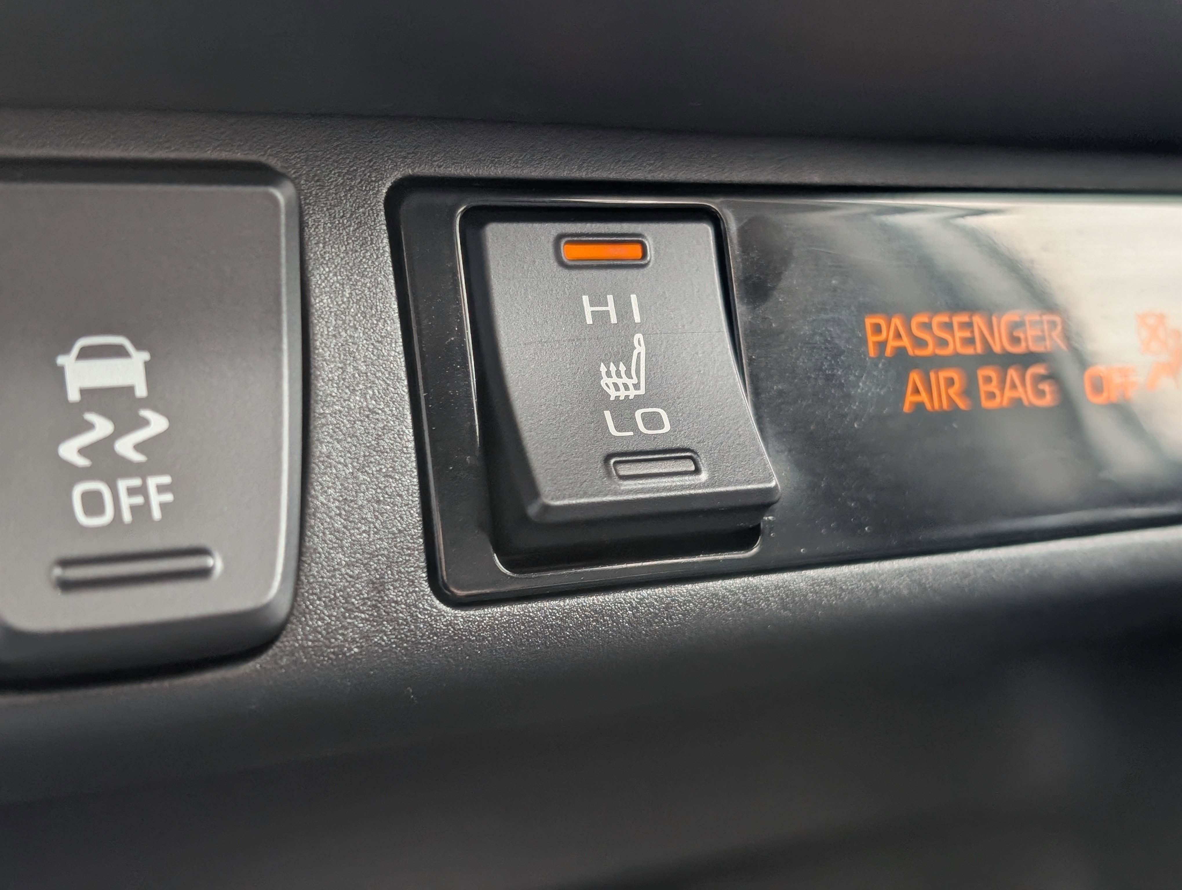 Used 2022 Toyota RAV4 XLE Premium image 4