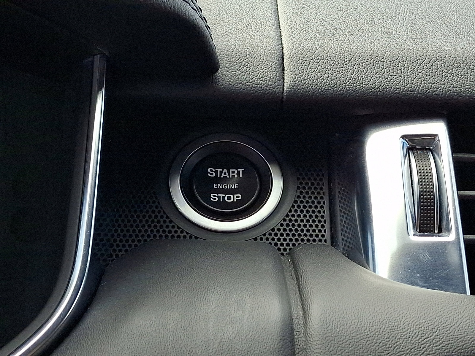 Used 2020 Land Rover Range Rover Sport HST image 25