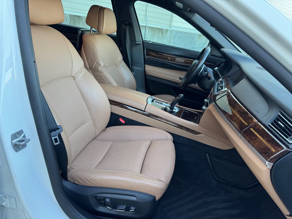 Used 2015 BMW 750Li xDrive image 37