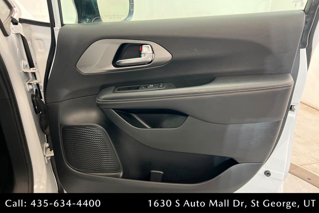 Used 2025 Chrysler Pacifica Select FWD image 23