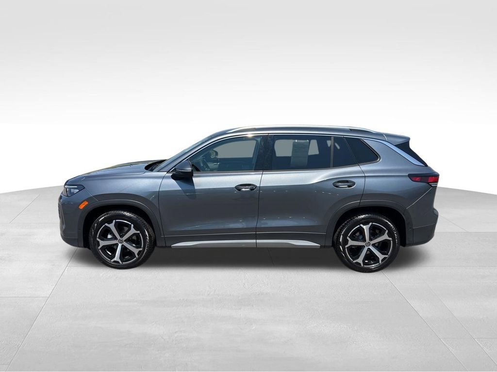 Used 2025 Volkswagen Tiguan SE FWD image 4