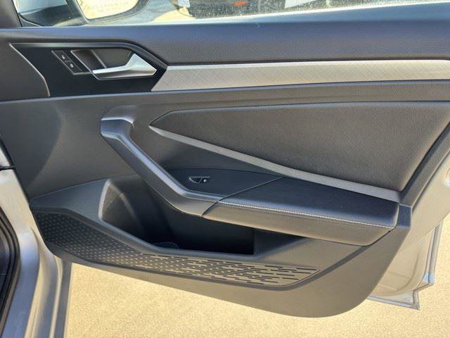 Used 2024 Volkswagen Jetta SE image 8